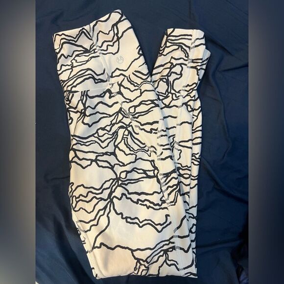 Maaji Leggings White with Modern Line Print - XS - Picture 4 of 7